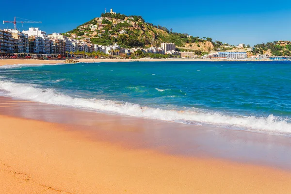 位于西班牙加泰罗尼亚的布拉内斯的海景 靠近巴塞罗那 风景优美的小镇 美丽的沙滩和清澈的蓝水在美丽的海湾 布拉瓦海岸著名的旅游胜地 — 图库照片