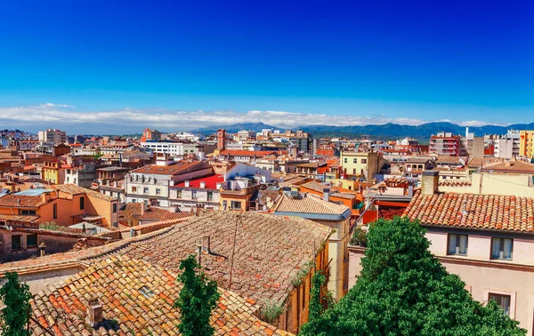 Girona, Katalonya, İspanya'da üst hava görünümü. Doğal ve renkli antik kent. Ünlü turistik tatil beldesi, tatil ve tatil için mükemmel bir yer.