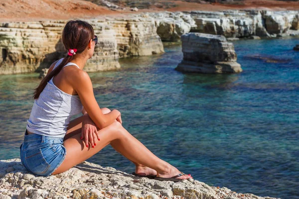 Beautiful Tourist Woman Old Castle Mediterranean Sea Coast Paphos Cyprus — Stock Photo, Image