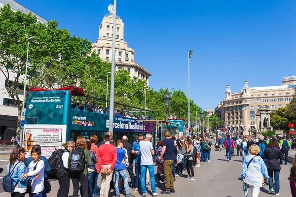 バルセロナ スペイン 4月16日 バルセロナ スペイン16 Aplril 2017のカタルーニャ広場の景色 有名な観光地とビジネス文化センター 明るい晴れた日 — ストック写真