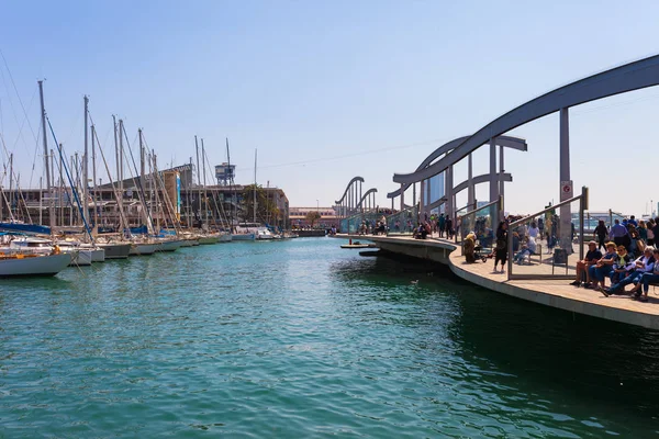 Barselona, İspanya - 16 Nisan: Barselona,İspanya 16 Aplril 2017'deki Boulevard Rambla yakınlarındaki gezinti sahilinin manzarası. Ünlü turistik yer ve iş kültür merkezi. Parlak güneşli bir gün
