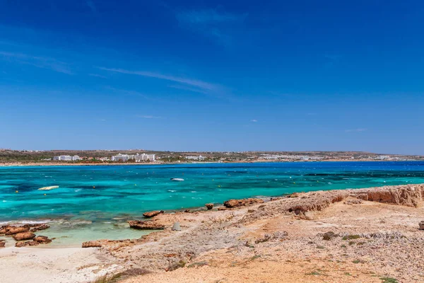 美丽的景观沙滩附近的尼西海滩和卡沃格雷科在阿亚纳帕 塞浦路斯岛 地中海 令人惊叹的蓝色绿色大海和阳光明媚的一天 — 图库照片