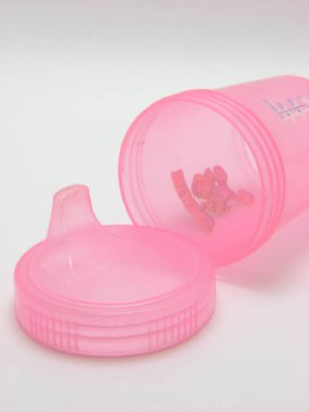 İzole edilmiş arka planda yaşlı bebeğin süt şişesini gösteren bir görüntü..