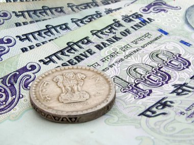 Resim Hint para birimini gösteriyor, eski notlar ve para.