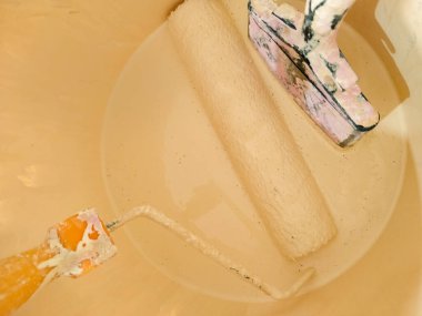 Evin yenilenmesi üzerine boya ve fırça yakın plan çekimleri.