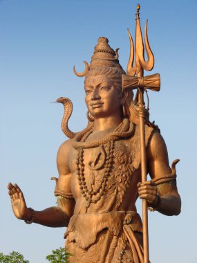 Bu ünlü Lord Shiva heykeli, Hindistan 'da kutsal bir şehir olan Haridwar' da yaklaşık 30 metre uzunluğunda..