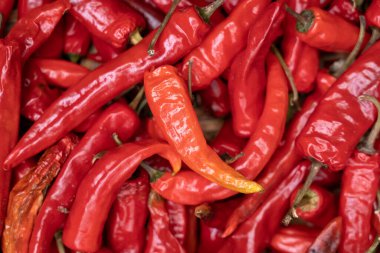 Butan 'da bir köyde, sepet tabakta kurutulmuş kırmızı biber.