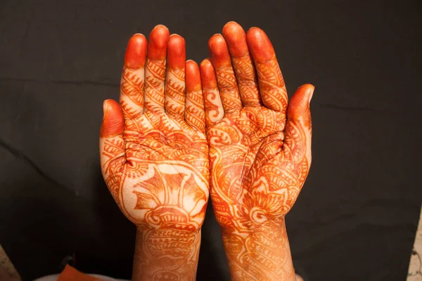 Obraz Pokazujący Odosobnioną Rękę Indyjskiej Panny Młodej Ziołową Heeną — Zdjęcie stockowe