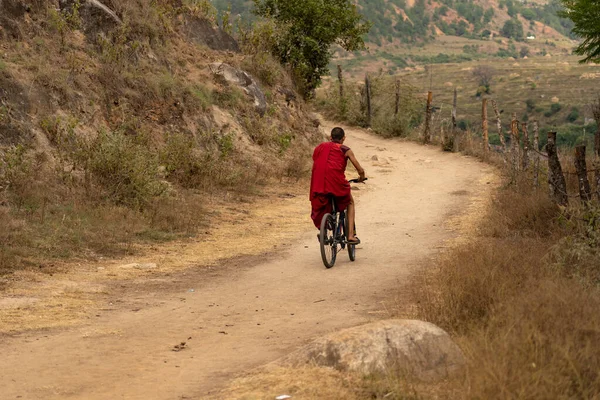 Monje Montando Bicicleta Lugar Remoto Bután — Foto de Stock