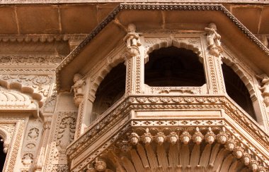 Maheshwar Tapınağı son zamanların tarihini ortaya çıkaran en eski yapılardan biridir. Tapınak, üzerinde oyma balkonlar taşıyor. Burası harika bir şekilde taş oymalarla dekore edilmiş. Karmaşık bir şekilde çalışan kapılar ve her şey var.