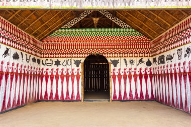 Yerli kabilesi sanat eserleri duvarda beyaz boya