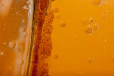 Doku ve desenleri gösteren turuncu metal arkaplan yakın plan.