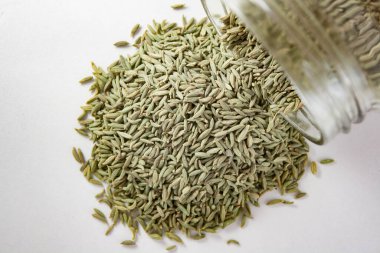 Beyaz arkaplanda yalıtılmış kimyon tohumları