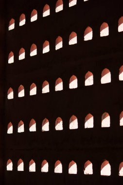 İlginç ışık ve gölgelerdeki duvar şablonlarının yakınlaştırılması.