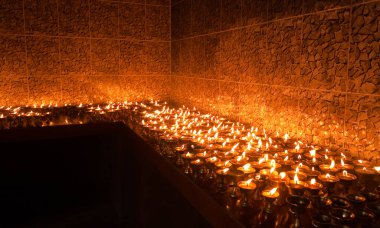 Tibetliler her sabah, içinde saf su bulunan yedi kâseyle birlikte bilgeliğin ışığını temsil eden bir lamba sunarlar..