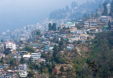 Puslu bir sabahta Darjeeling 'in ünlü turizm şehri manzarası.