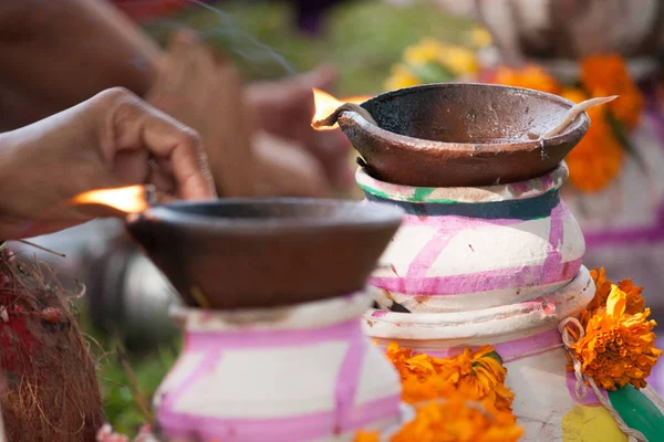 インド文化における典型的な崇拝に使用されるランプとポットの写真 — ストック写真