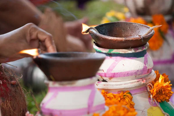 Fotografía Lámparas Ollas Utilizadas Culto Típico Cultura India — Foto de Stock