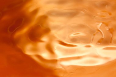 Makro su dalgaları altın turuncu renkte.