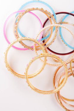 Hindistan 'da farklı türde bilezikler yakın çekim izole edilmiş..