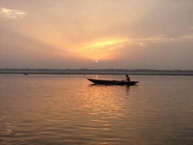 Varanasi 'de altın sabahında Ganj Nehri' nde bir tekne.