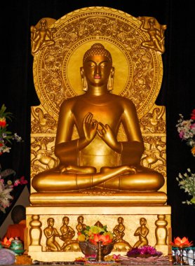 Varanasi tapınağındaki Lord Gautama Buddha 'nın çok eski ve ünlü bir heykeli olan 