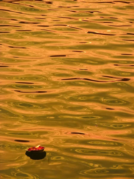 Lampe Schwimmt Auf Dem Goldenen Wasser Der Flussgange Varanasi — Stockfoto