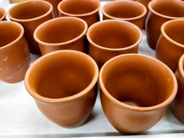 Hint dükkanında satılacak kil çay fincanı kalıpları.