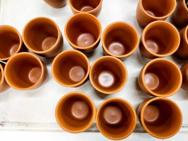 Hint dükkanında satılacak kil çay fincanı kalıpları.