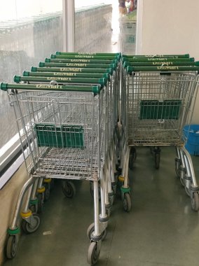 Hindistan 'da bir DMART alışveriş merkezinde trolle alışveriş yapmak..