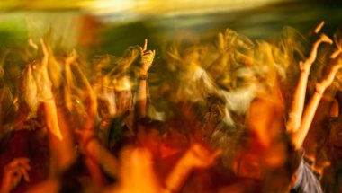 Gençliğin dans eden ellerini gösteren bir kutlama partisinden soyut fotoğraflar..