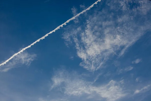 Diagonale Jet Rook Lijnen Lucht — Stockfoto