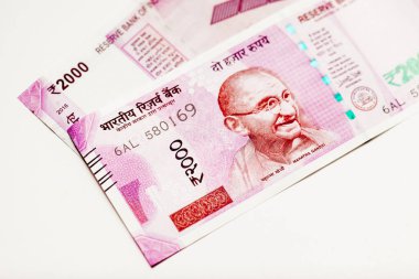 Yeni fırlatılan Indian 2000 Rs 'nin yakın çekimi. Kasım 2016 tarihli not, izole edilmiş beyaz arka plan.