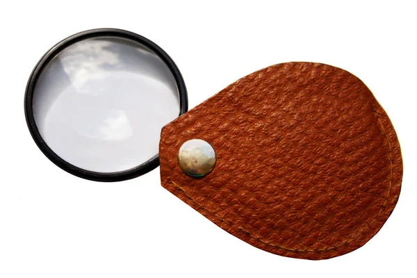 Eski cep büyüteç cam gökyüzünün yansıması ile bir kahverengi deri tabanca kılıfı içinde.