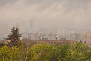 Konut geliştirmede tehlikeli hava. Yaklaşan tehlikeli bir fırtınanın atmosferiyle arka plan.