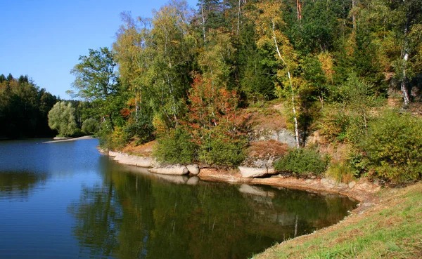 Wczesna Jesień Przyrodzie Wody Drzew Martwa Natura Kamienistym Piaskowcem Nad — Zdjęcie stockowe