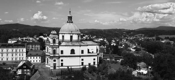 Черно Белая Панорама Горного Города Церковью Фон Города Доминирующим Историческим — стоковое фото