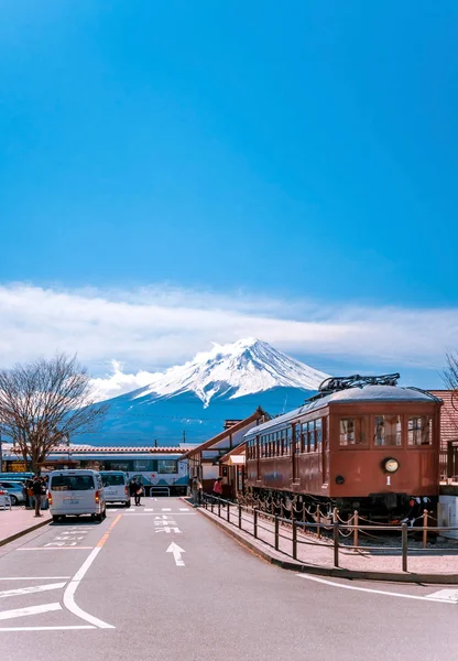 Kawaguchiko, Japonya 14 Mar 2019 tren modeli 1897 ekran Mt.Fuji arka plan ile Kawaguchiko istasyonunda