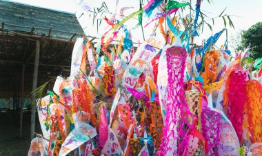Renkli Songkran Kuzey Tayland bayrakları