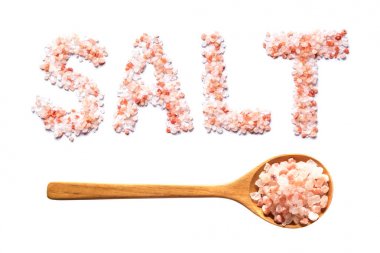 Beyaz arka plan üzerinde izole kaşık ile Pembe Bolivya tuzu