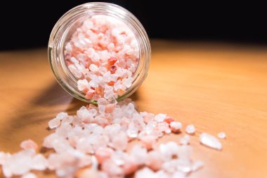 Ahşap masada Bolivya'dan pembe tuz