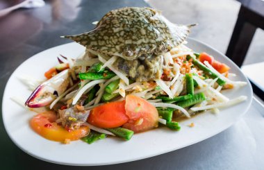 Çiğ mavi yengeç ile Tay Baharatlı papaya salatası