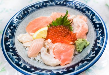 Taze çiğ deniz ürünleri karışık pirinç kase