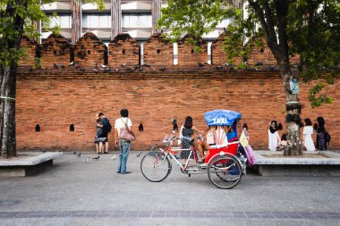 Chiangmai,Tayland 13 Haziran 2019 - Tricycle ile Thapae kapıda Chiangmai Antik duvar