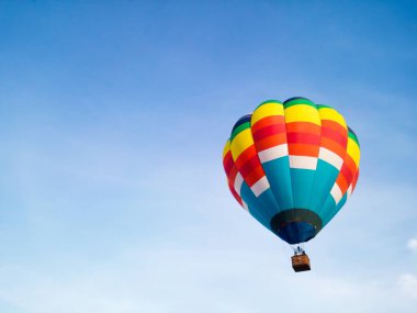 Mavi gökyüzü arka plan ile Uçuş sıcak hava balonu