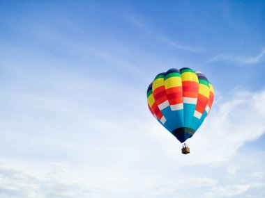 Copyspace ile mavi gökyüzü arka plan ile Uçuş Sıcak hava balonu