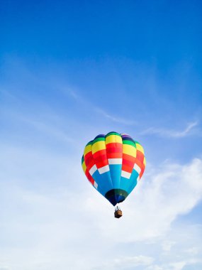 Mavi gökyüzü arka plan ile Uçuş sıcak hava balonu