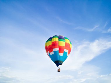 Mavi gökyüzü arka plan ile Uçuş sıcak hava balonu
