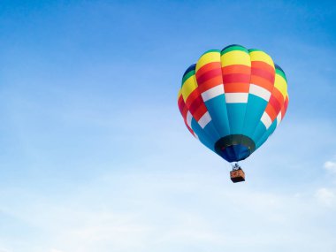 Copyspace ile mavi gökyüzü arka plan ile Uçuş Sıcak hava balonu