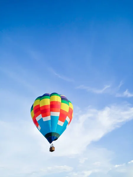 Hot air balloon with blue sky background with copyspace — Stock Photo, Image